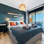 Tranquil 2 Bed 2 Bath Retreat, Pool, Parking