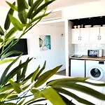 Beachside Studio By 10Tosea