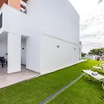Luxury Townhouse With Rooftop Sauna & Jacuzzi