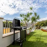 Luxury Townhouse With Rooftop Sauna & Jacuzzi