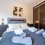 Luxury Townhouse With Rooftop Sauna & Jacuzzi