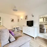 Urban Bay City Center & Beach Apartment