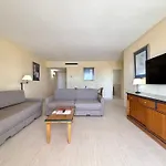 Pyr Beachfront And Pool Apartment