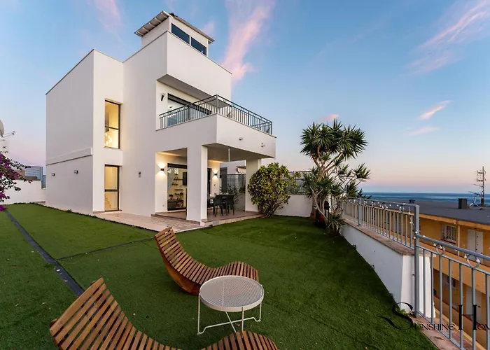 Luxury Townhouse With Rooftop Sauna & Jacuzzi