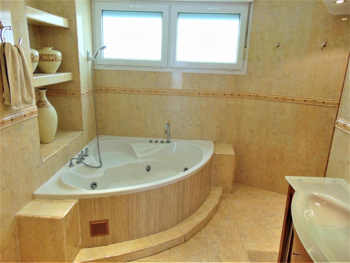 Apartment Beachfront, Two Bed- & Bathrooms, Private Parking
