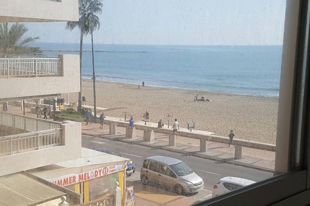 Beachfront With Sea Views And Pool Appartement *