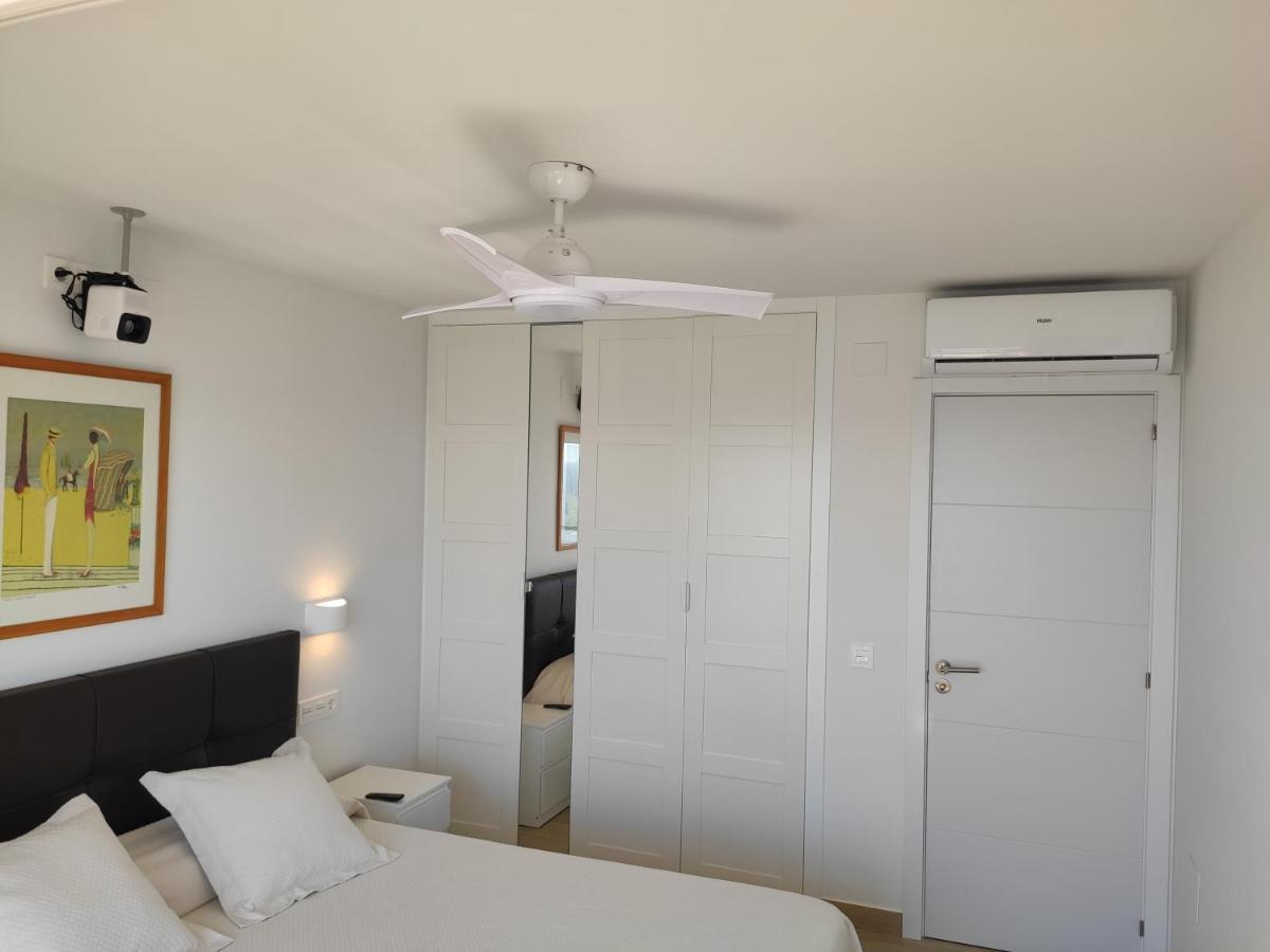 Beachfront Luxury: Sea View Apartamento