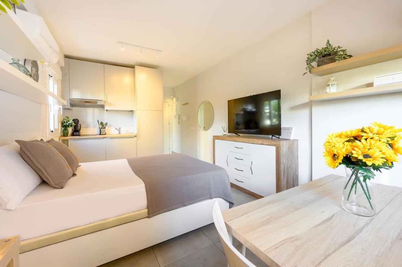 Studio, Center By 10tosea *