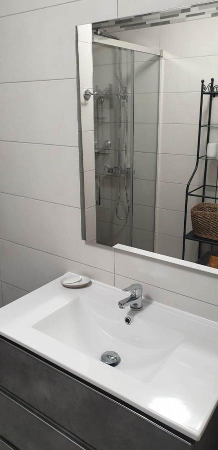 Modern 1 Bed Seafront Boliches Huoneisto *