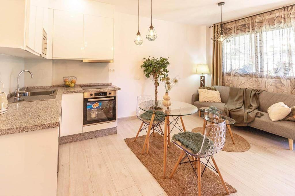 Beautiful And Elegant One Bedroom Apartment *