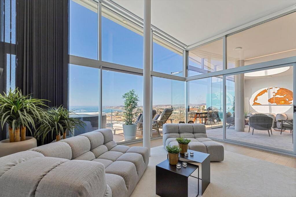 Stunning Luxurious Penthouse With Panoramic Views. Apartment *