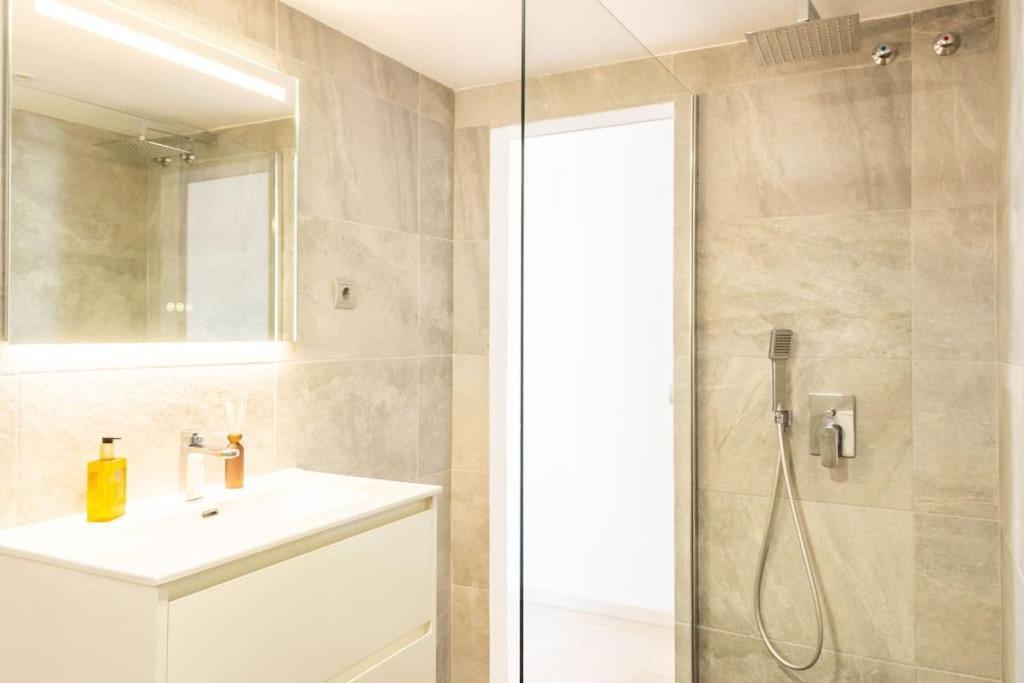 Piso Precioso Primera Linea Mar - 2 Br
