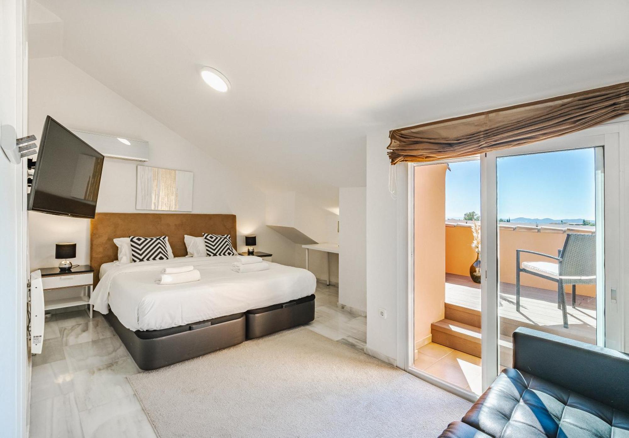 Bella Vista - Modern Private With 5 Bedrooms, Divided Into 2 Apartments, Sea View, And Pool Huvilat