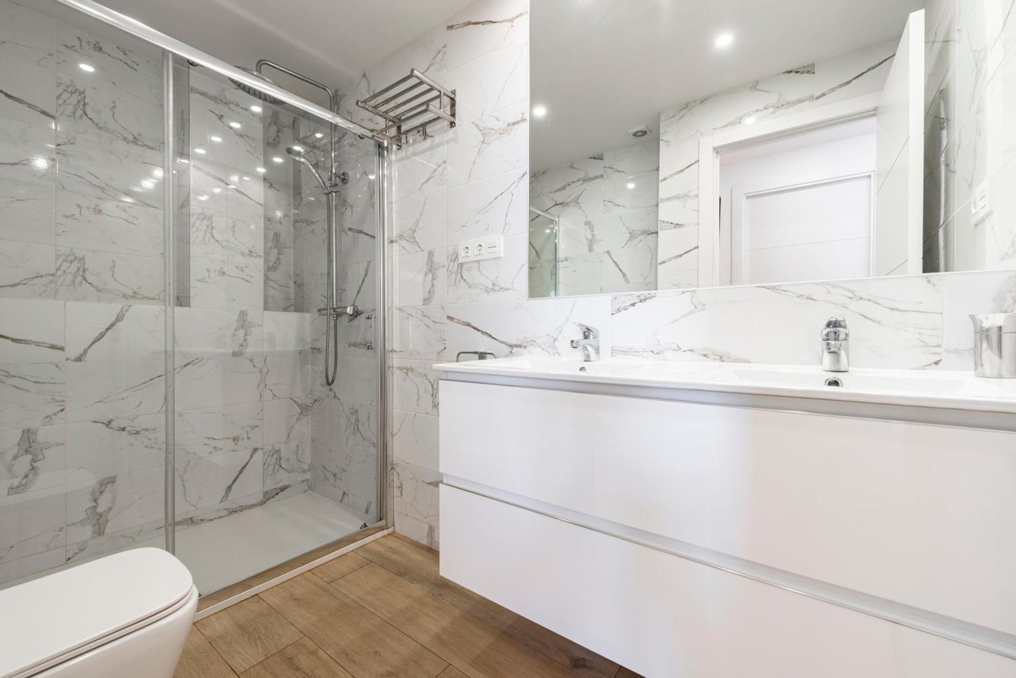 Beachfront Luxury: Sea View Apartamento