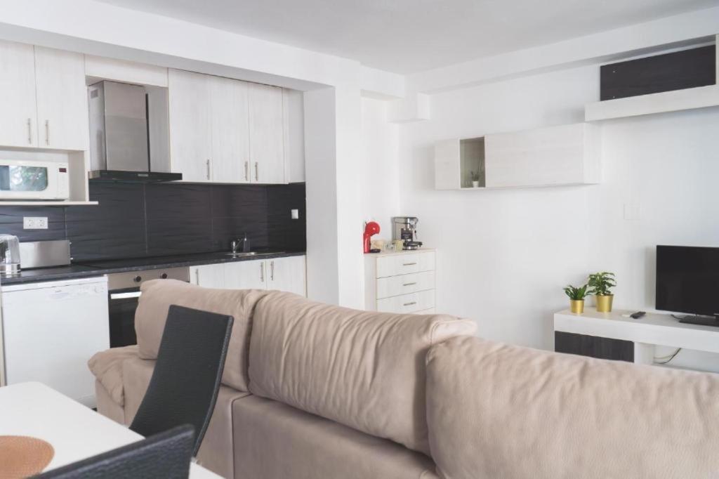 Beautiful Coastal 3-bedroom - 1 Minute Away From Apartment