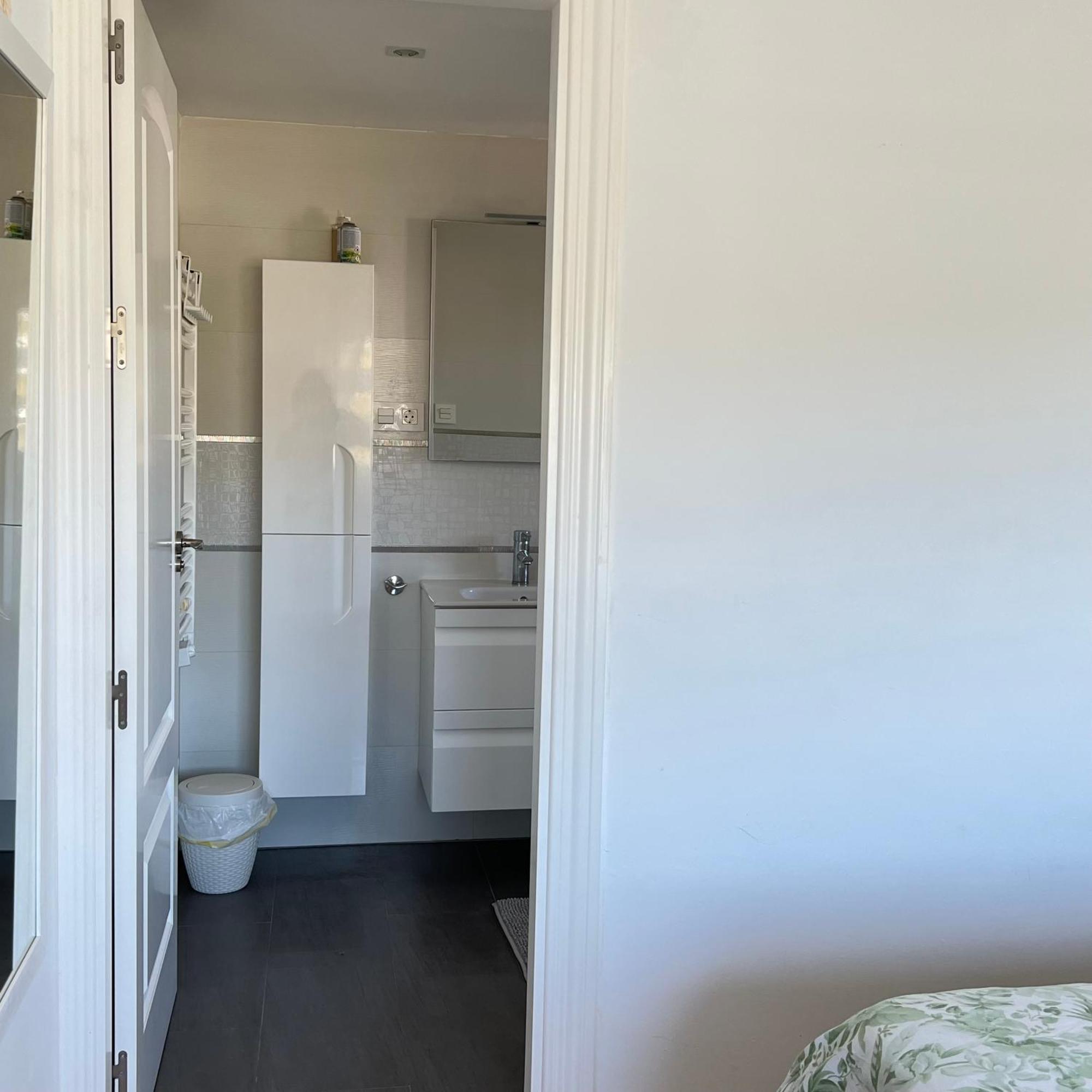Cosy With Seaviews, Pool Close To Beach. Huoneisto