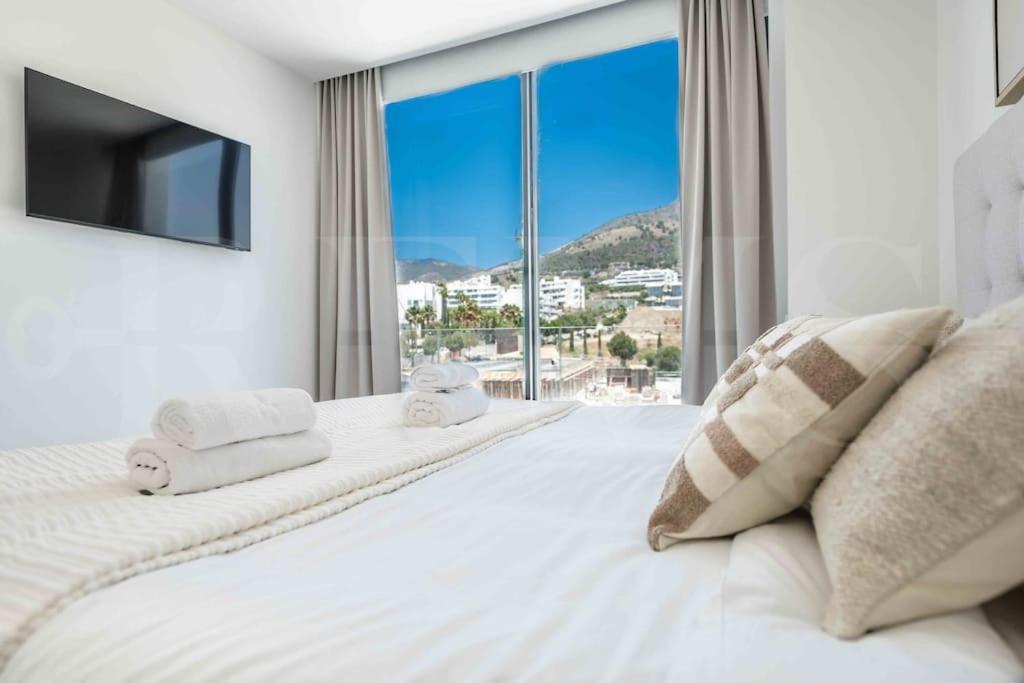 Lovely View With Private Jacuzzi & Terrace, Pool And Parking By Rems Apartment Fuengirola