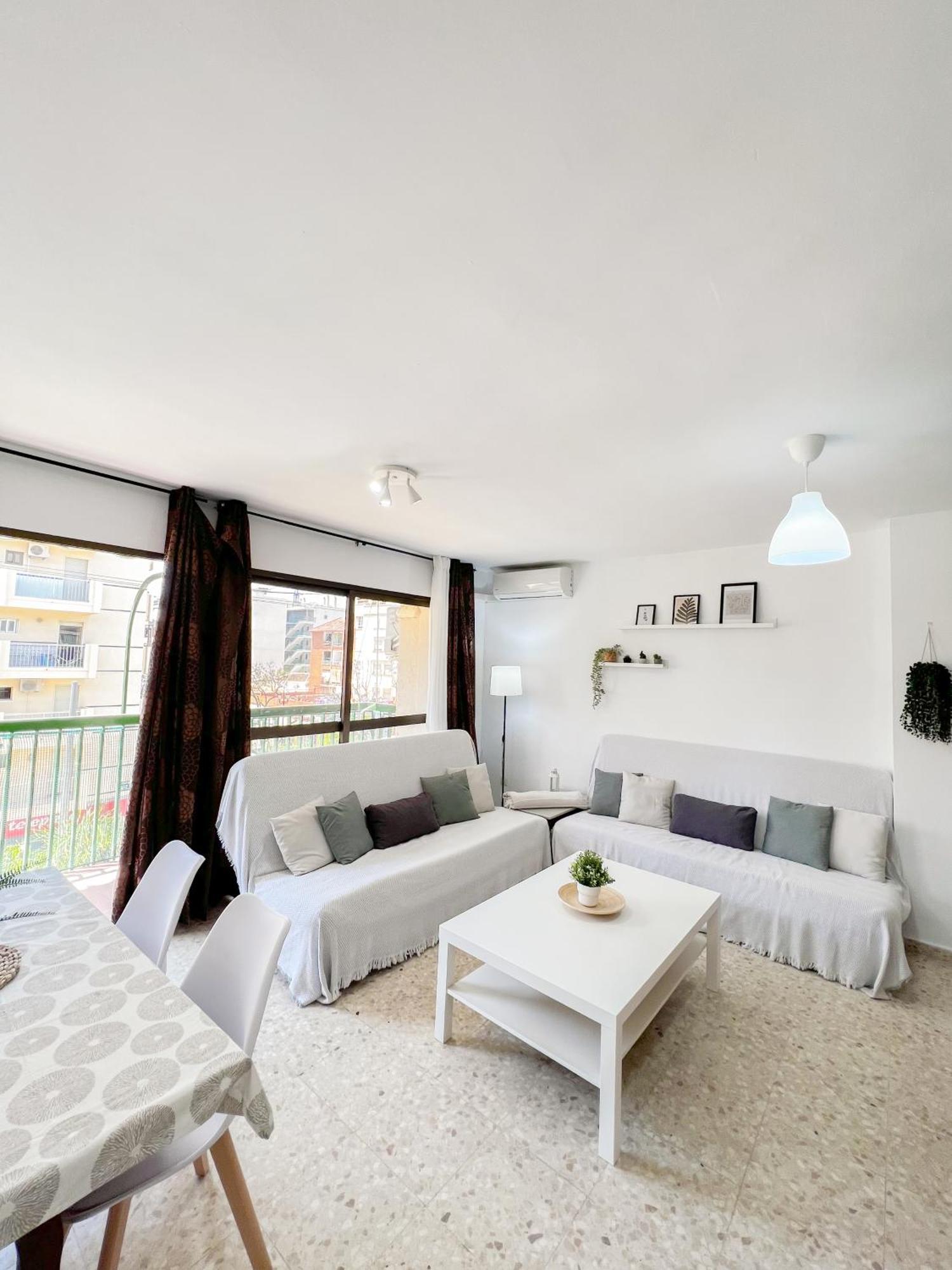 Bright And Cozy Flat By The Apartment