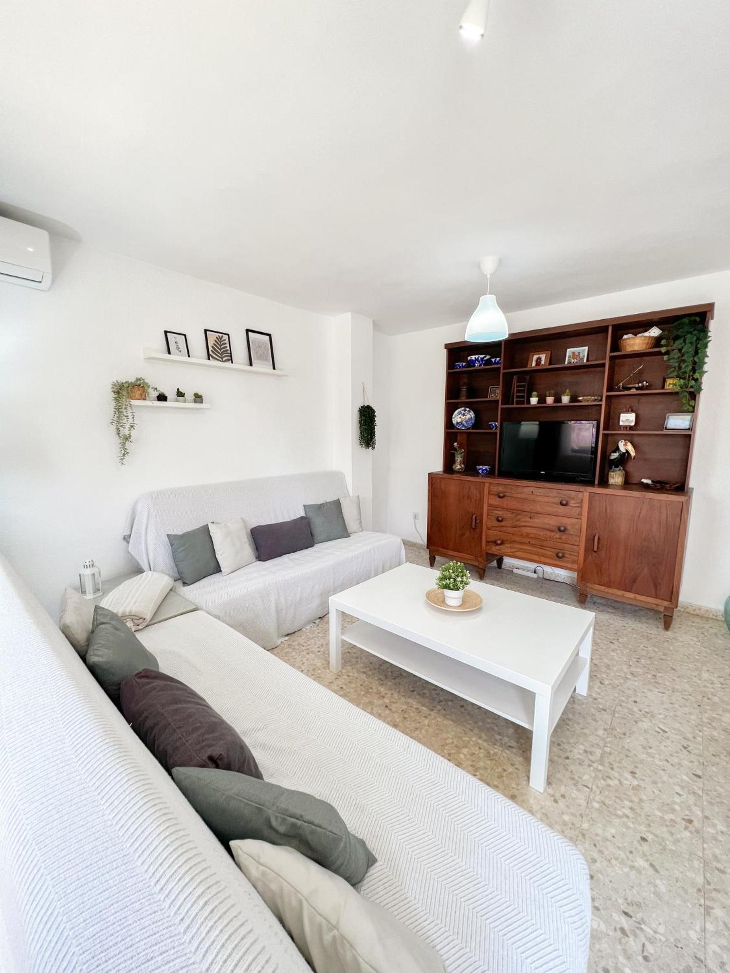 Bright And Cozy Flat By The