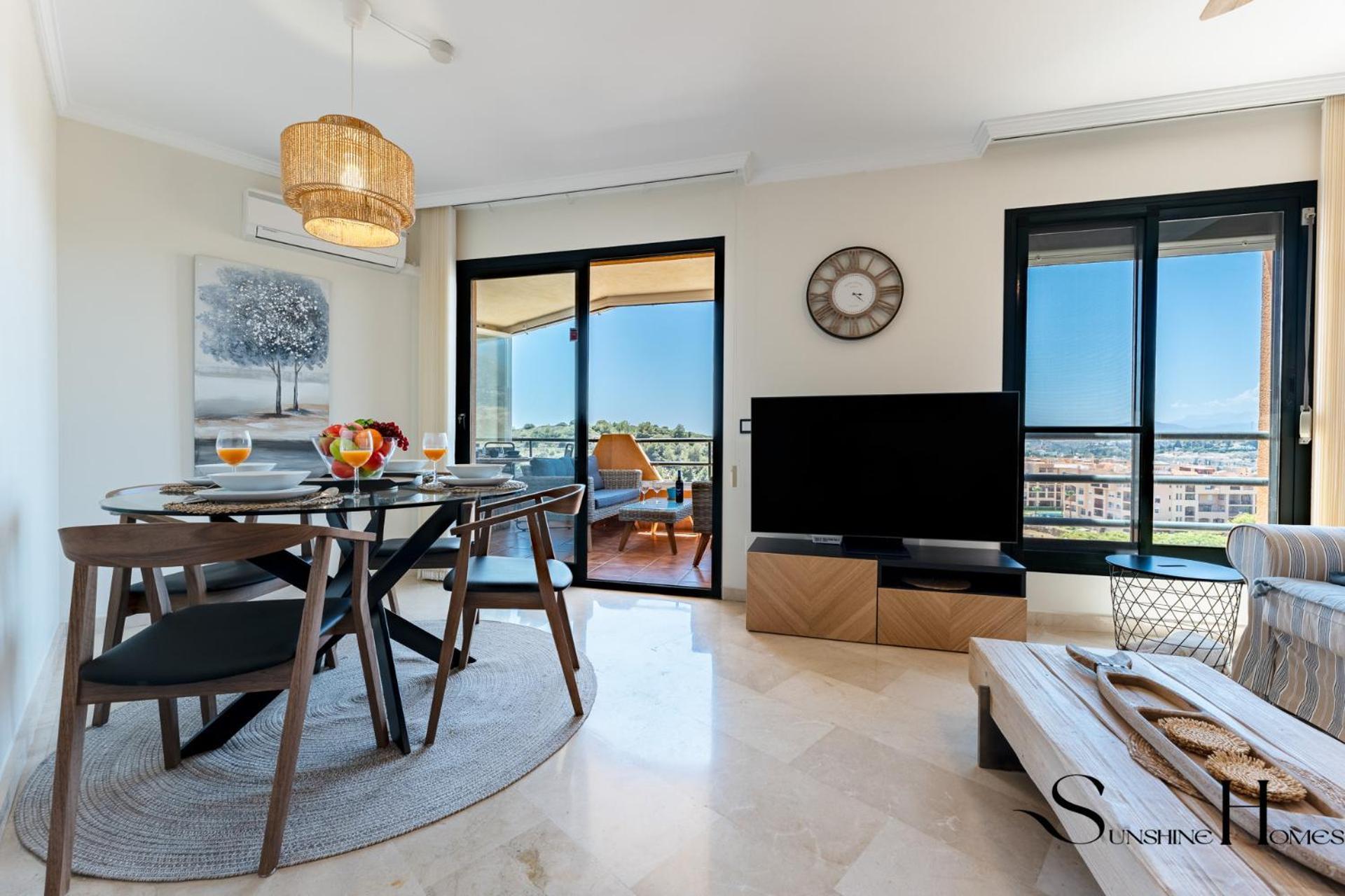 Tranquil 2 Bed 2 Bath Retreat, Pool, Parking Huoneisto