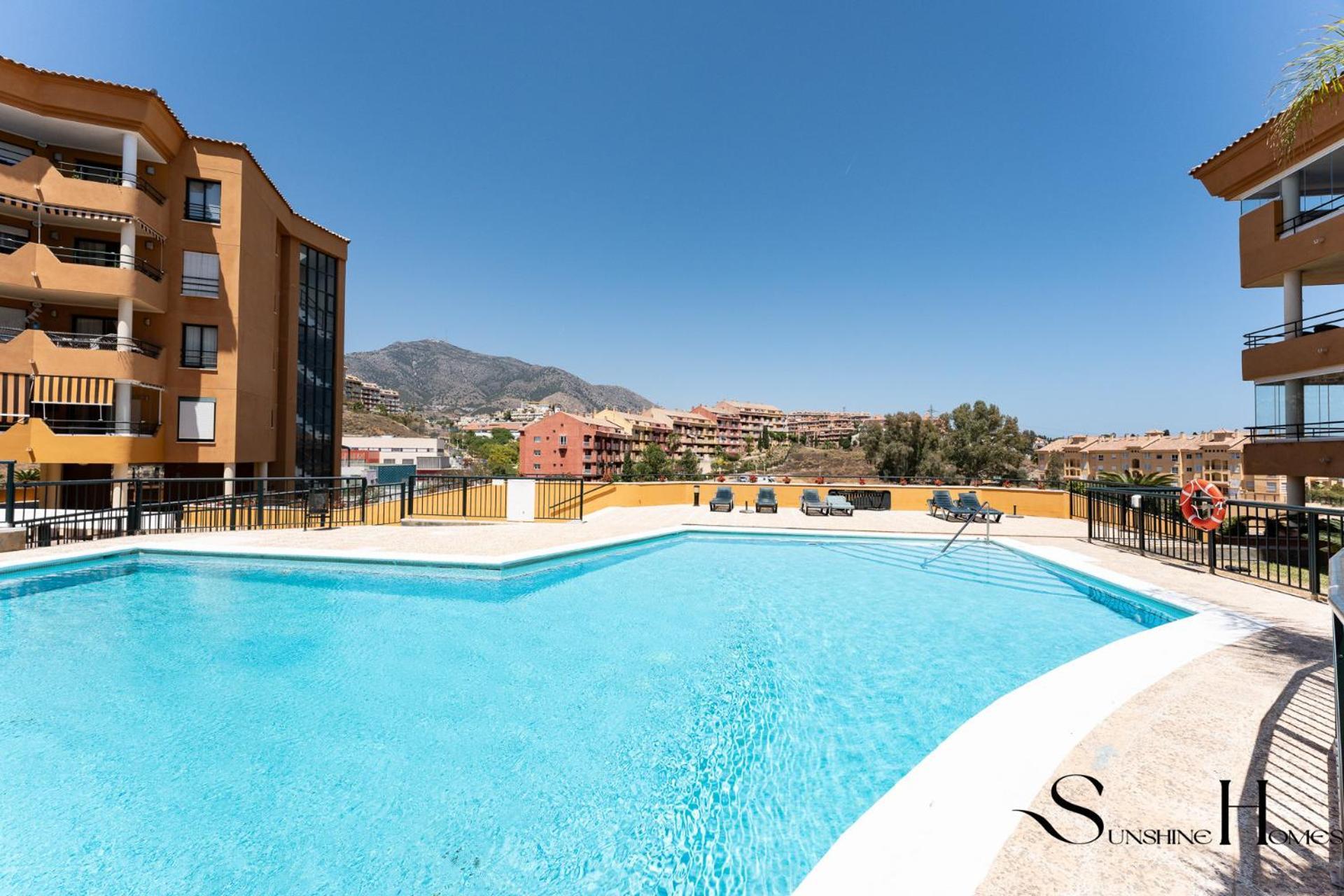 Tranquil 2 Bed 2 Bath Retreat, Pool, Parking Huoneisto