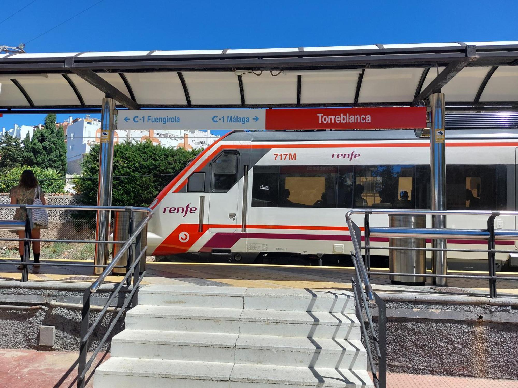 Estudio Con Piscina Y Parking, Playa A 4 Min A Pie, Tren A 2 Min