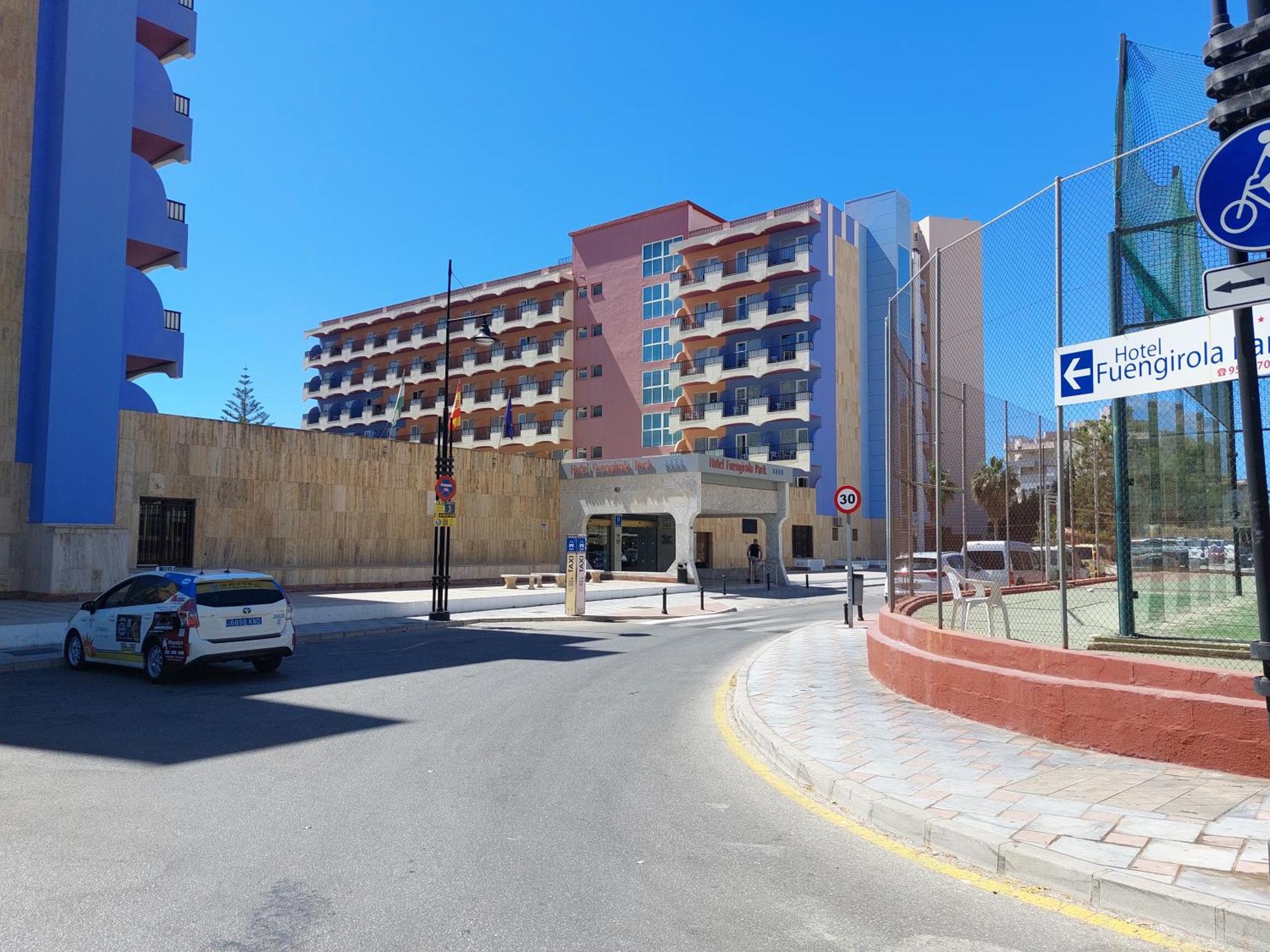 Estudio Con Piscina Y Parking, Playa A 4 Min A Pie, Tren A 2 Min *