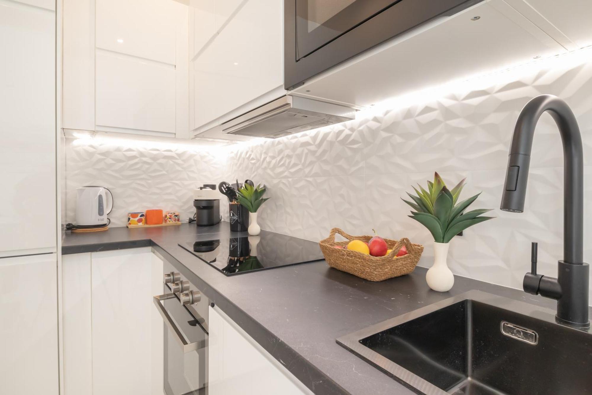 Beautiful & Fully Renovated 2bd - In Center - 20 Meters From Apartment *
