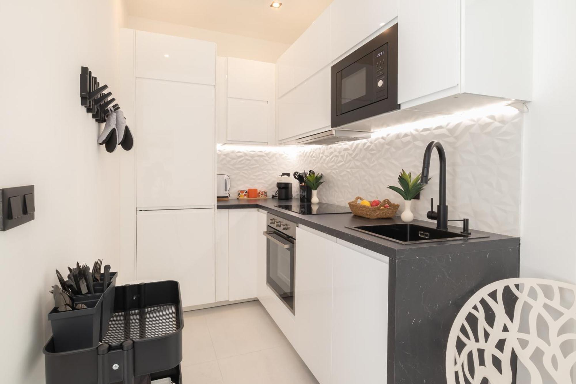 Beautiful & Fully Renovated 2bd - In Center - 20 Meters From