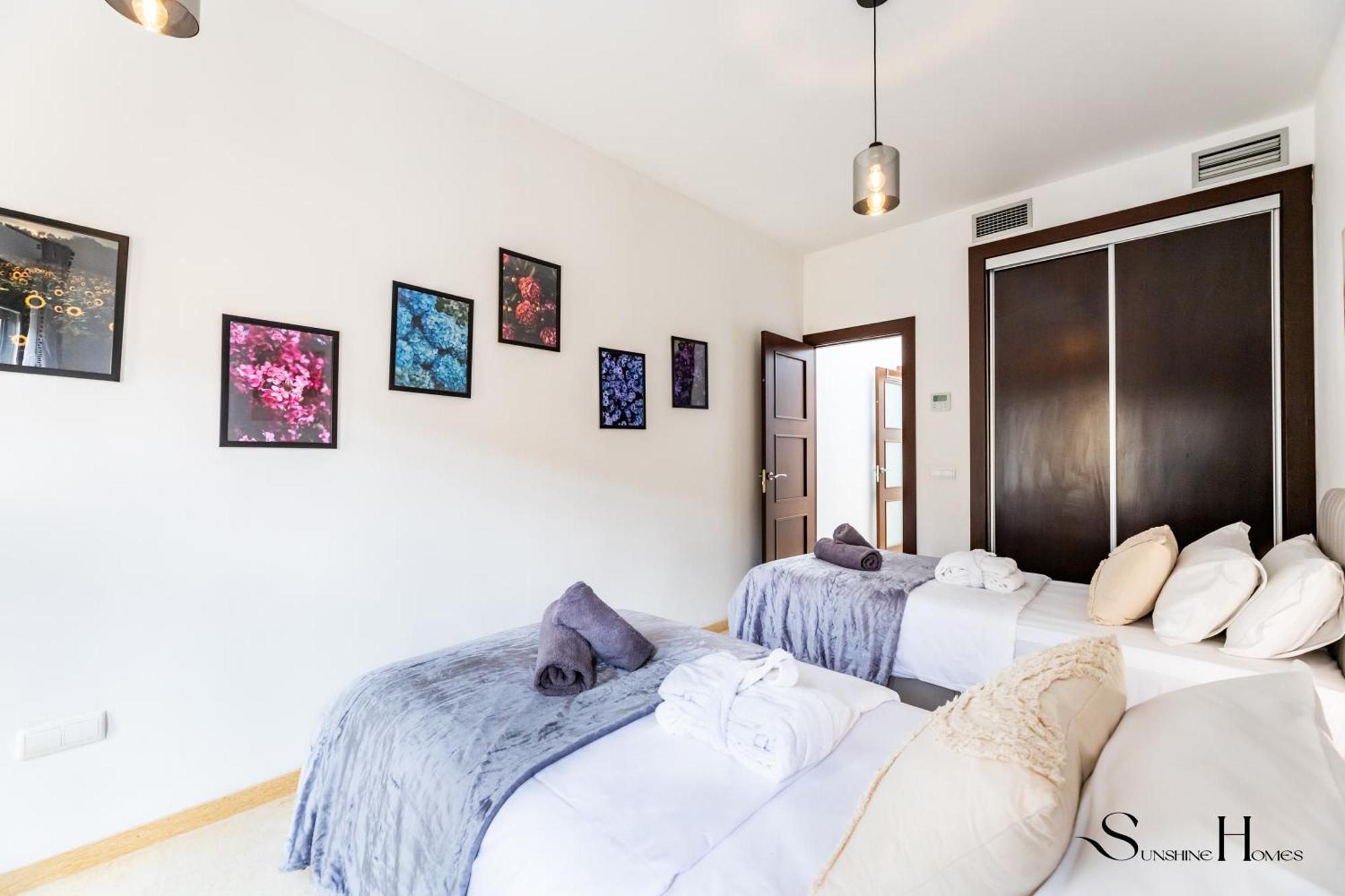 Luxury Townhouse With Rooftop Sauna & Jacuzzi
