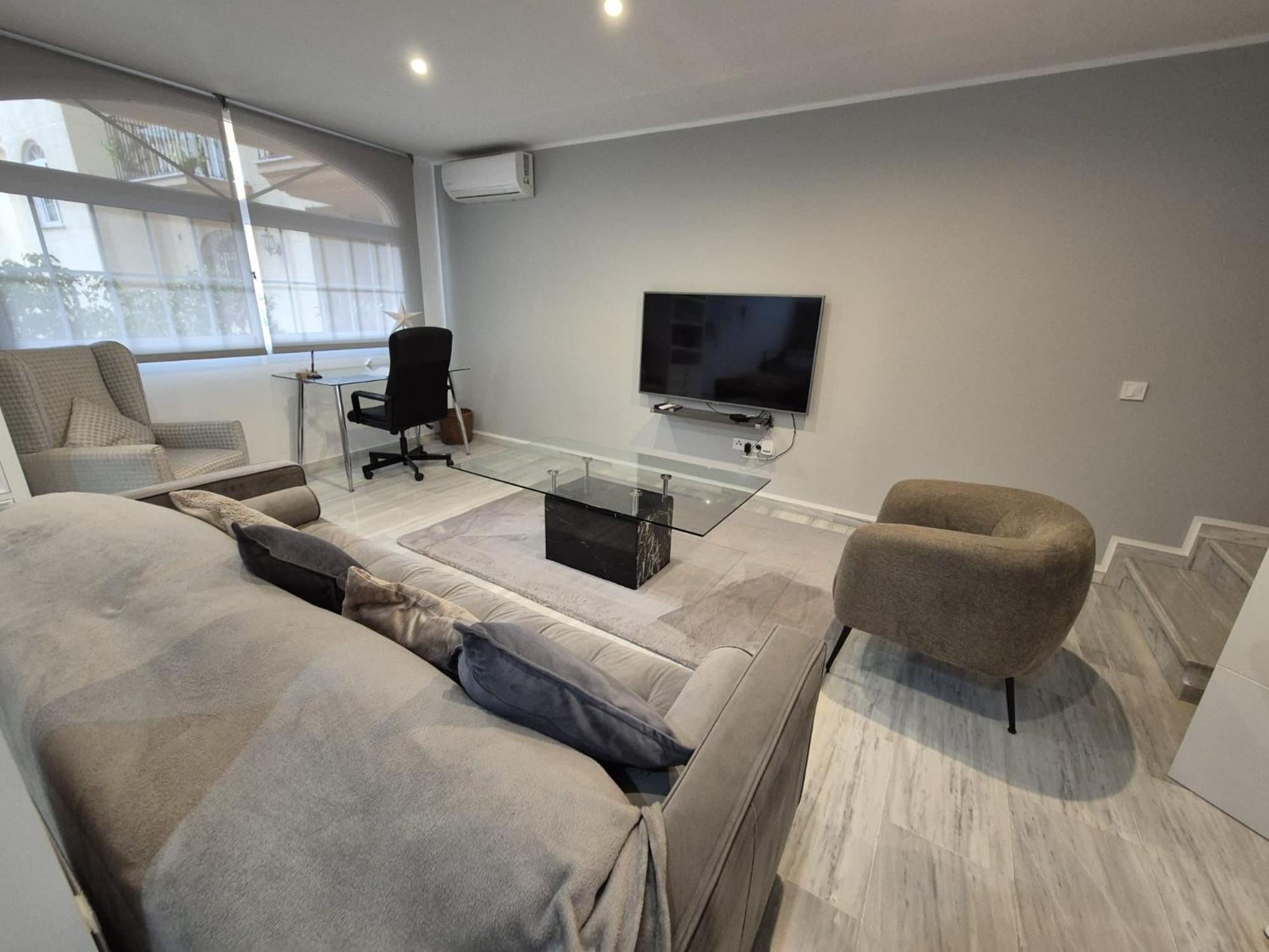 Luxurious Three Bedroom Duplex Close To Apartment