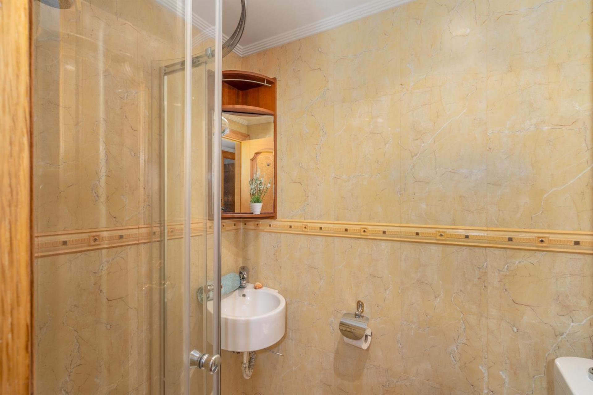 Beachfront, Two Bed- & Bathrooms, Private Parking Apartment *