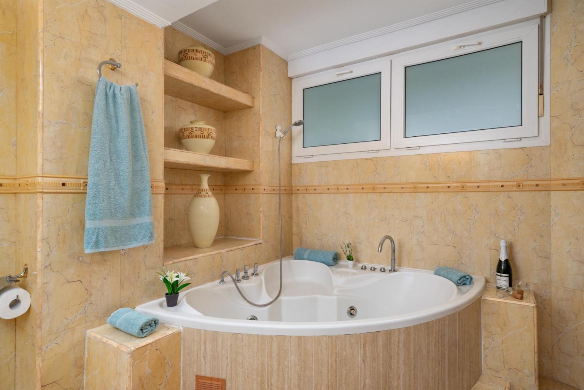 Beachfront, Two Bed- & Bathrooms, Private Parking * Fuengirola