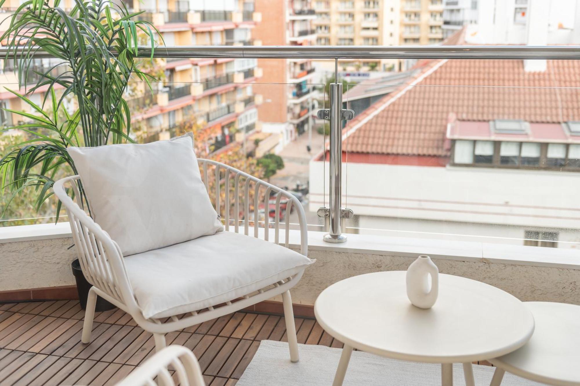 Apartamento With Balcony, Close To The By Rems
