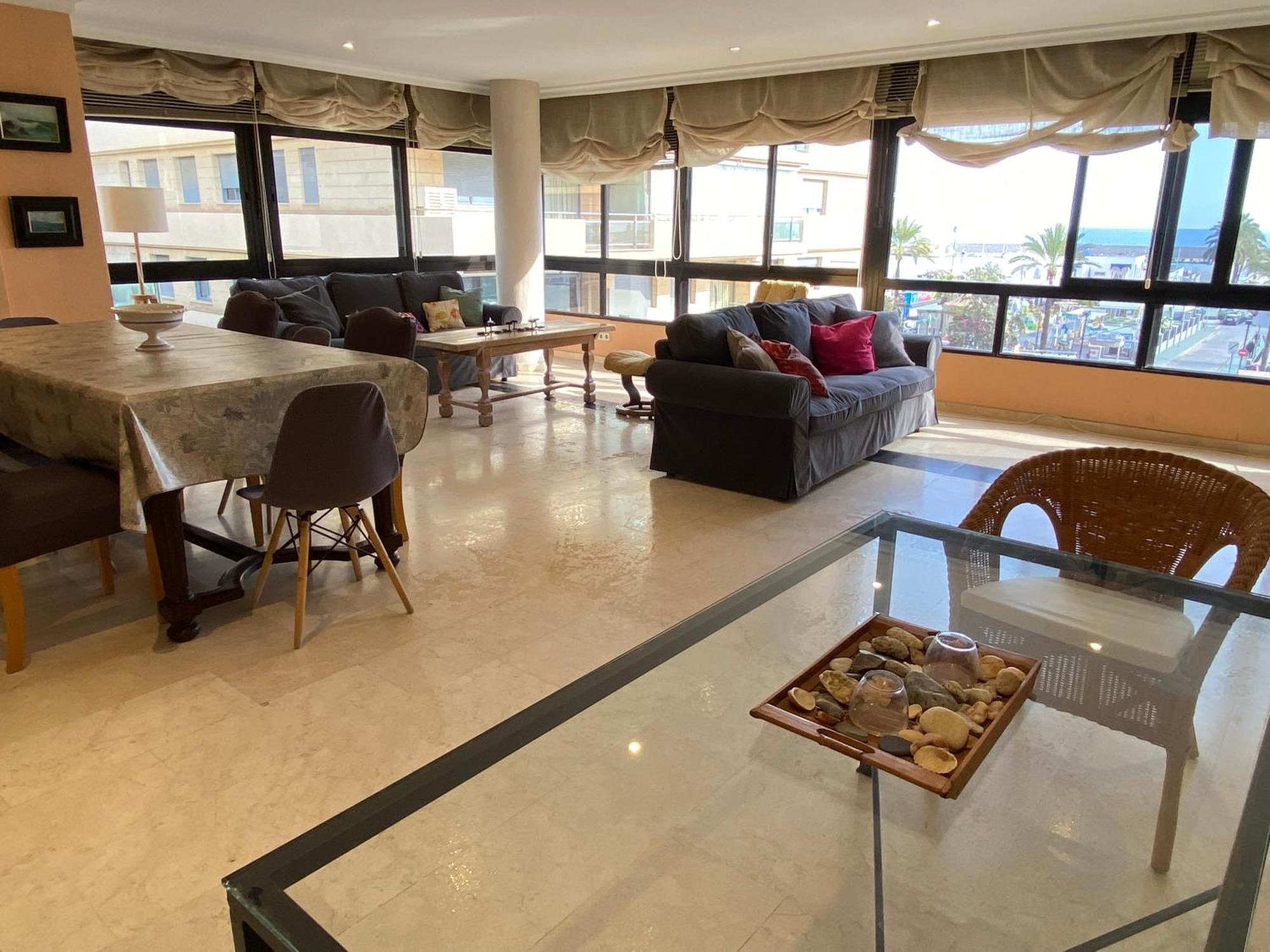 Apartamento 4 Bedroom Close By In *