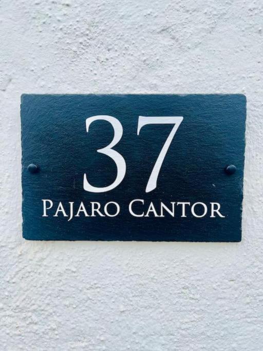 Pajaro Cantor Hoyo 16 * Fuengirola