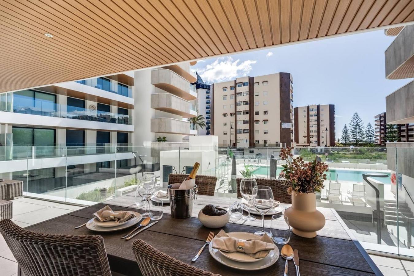 Jade Tower 2br Perfect Location Apartment *