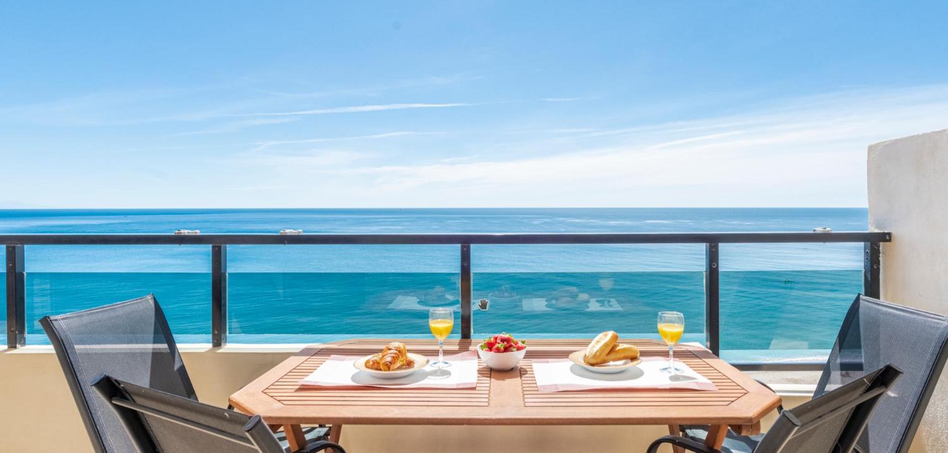 Beachfront Luxury: Sea View Apartamento Fuengirola
