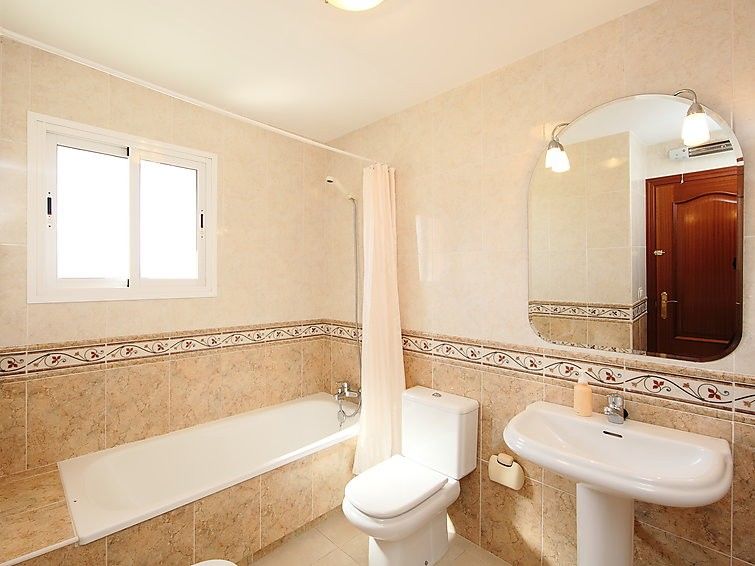 104205) Casa En Con Aire Acondicionado, Aparcamiento, Terraza, Jardin *