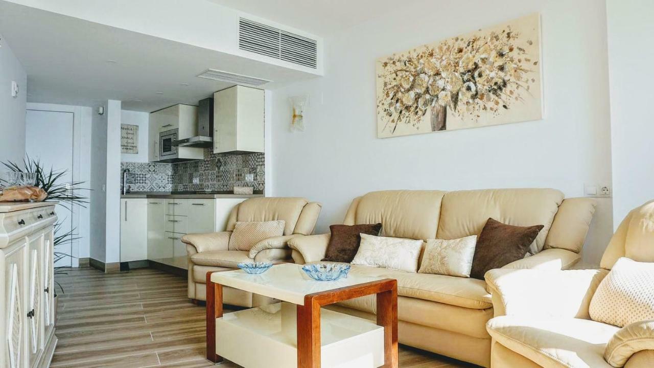 Beachfront In With Sea Views Huoneisto *