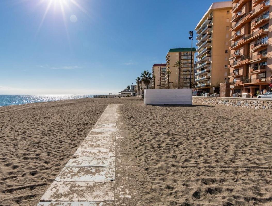Fuengirola. Bonito En Paseo Maritimo. Espectaculares Vistas Al Mar. Primera Linea