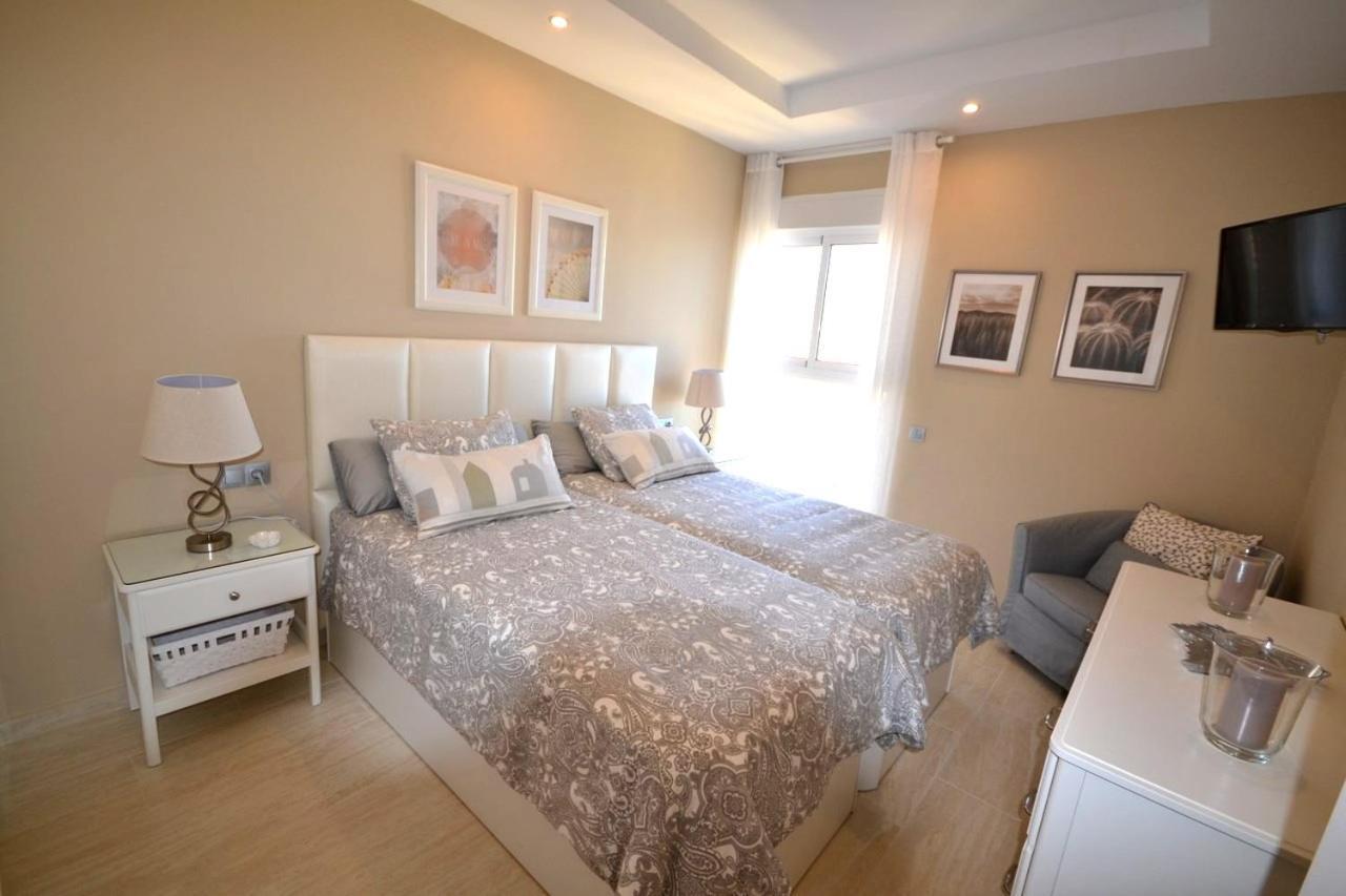 Apartment Fuengirola. Bonito En Paseo Maritimo. Espectaculares Vistas Al Mar. Primera Linea