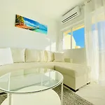 Fresh And Modern Delux Apartment In 1 Min From The Beach!