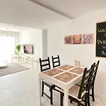 Fresh And Modern Delux Apartment In 1 Min From The Beach!