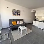 Moderno Y Reformado Estudio Palmeras