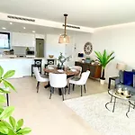 Luxury 3 Bedroom Apartment 300M From The Beach