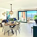 Luxury 3 Bedroom Apartment 300M From The Beach