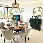 Luxury 3 Bedroom Apartment 300M From The Beach