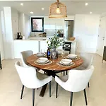 Luxury 3 Bedroom Apartment 300M From The Beach