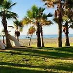 Palm Beach Apartment, 1 Bedroom, Pool, Beautiful Garden, Parking